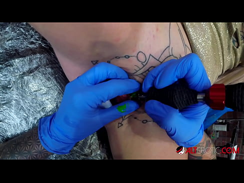 ❤️ Ekstremt tatovert hottie Sully Savage tok en tatovering på klitoris ❤️ Superporno på porno no.stroybassein.ru ❌